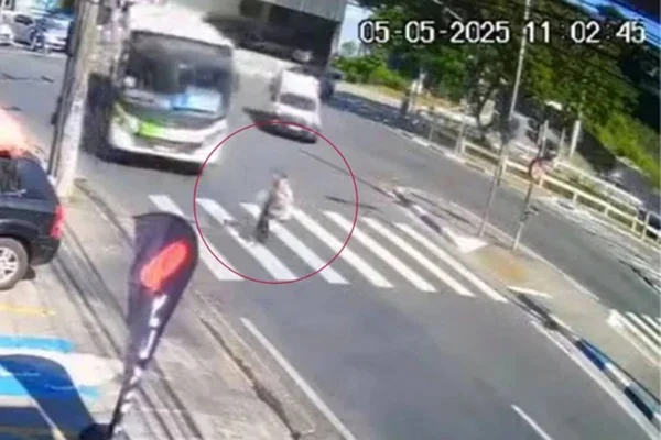 imagem colorida idosa atingida por onibus faixa de pedestre sp