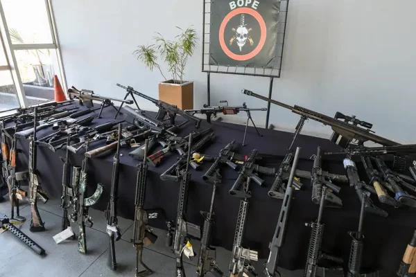 Policiais recebem prêmio 2,5 milhões por apreensões de 500 fuzis no RJ