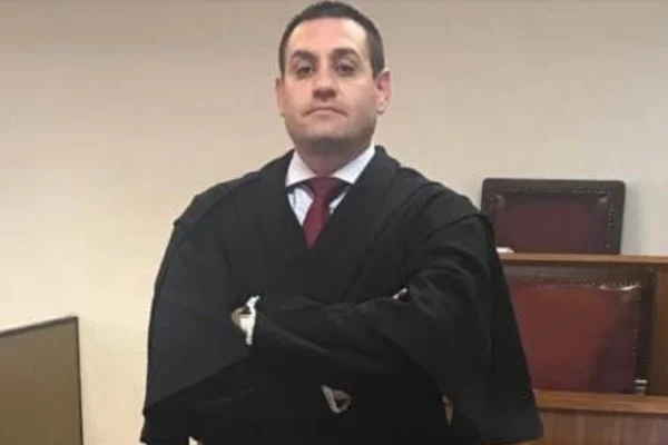 Homem com toga de júri preta - Metrópoles