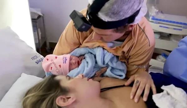 Na foto, mãe, pai e filha, Shantal Verdelho e Domênica