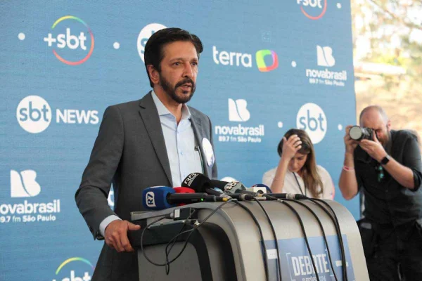 O prefeito Ricardo Nunes (MDB) chega ao debate do SBT nesta sexta-feira (20/9)