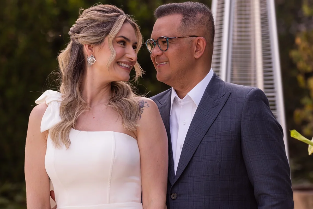 Bruno Avelar e Lívia trocam olhares carinhosos Bruno Avelar e Lívia trocam olhares carinhosos