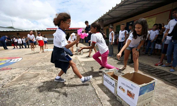 Fotografia colorida de crianças em pátio de escola