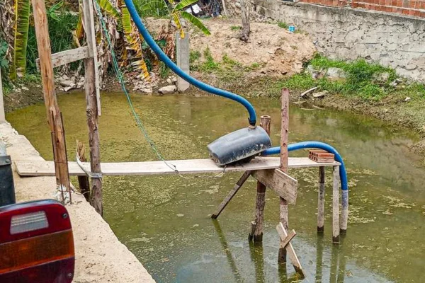 Imagem colorida, ligação clandestina para furto de água na zona rural de PE- Metrópoles