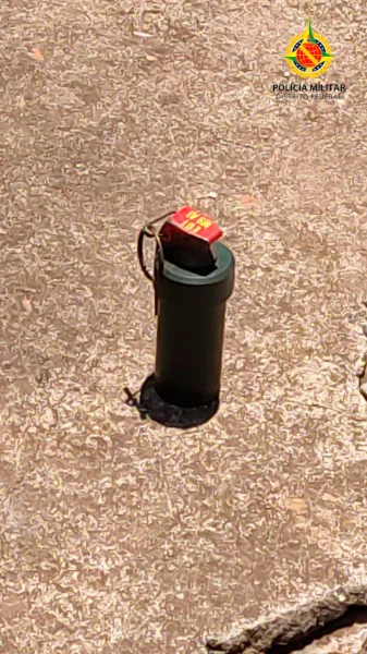 Confira vídeo de militar retirando bomba de calçada no DF - destaque galeria Confira vídeo de militar retirando bomba de calçada no DF - destaque galeria