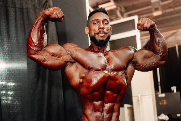 foto colorida de homem musculoso sem camisa fazendo pose - metrópoles