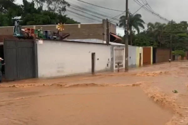 Imagens coloridas mostram rua totalmente alagada em Santa Bárbara D´Oeste, no interior de SP
