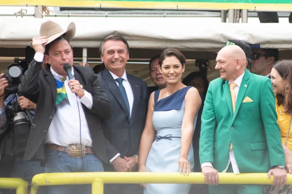 O locutor de rodeios Cuiabano Lima ao lado de Jair Bolsonaro e de Michelle Bolsonaro no 7 de Setembro