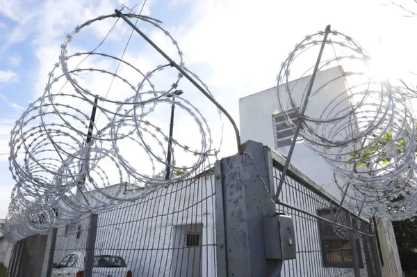 Adolescente que matou a mãe grávida de 9 meses é internado em SC