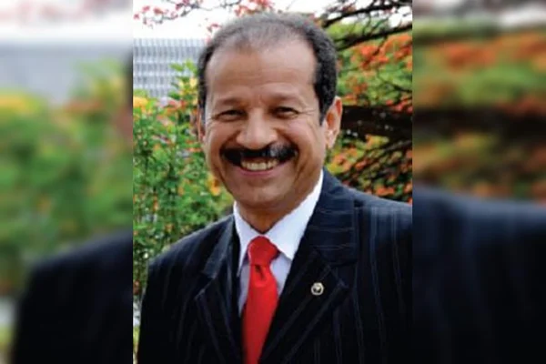 Homem de terno, calvo, de bigode