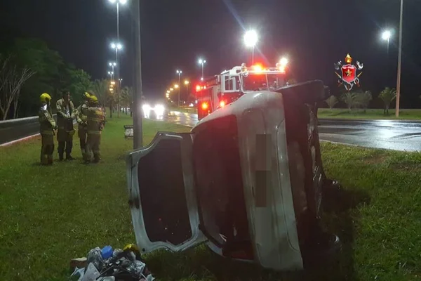 Jovem bêbada é presa após atropelar pedestre e tombar carro no DF