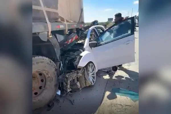 Carro vai parar debaixo de carreta em acidente na Estrutural