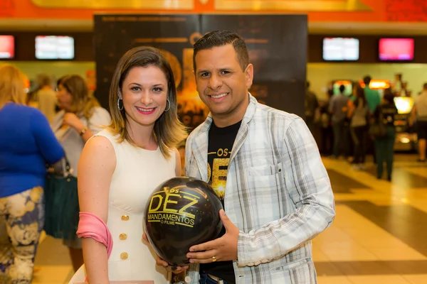 Bruna e Priscila Castro oferecem sessão prive de cinema para familiares e amigos