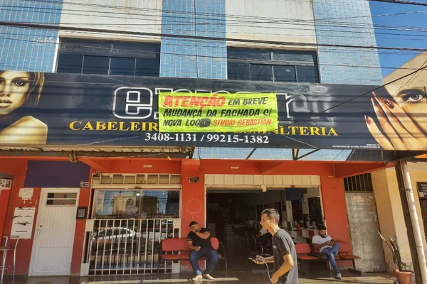 fachada de estabelecimento com faixa amarela na frente da logo