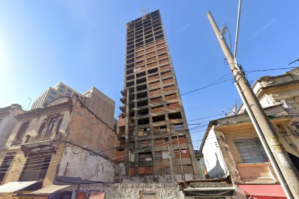 Imagem colorida de prédio abandonado, conhecido como Caveirão
