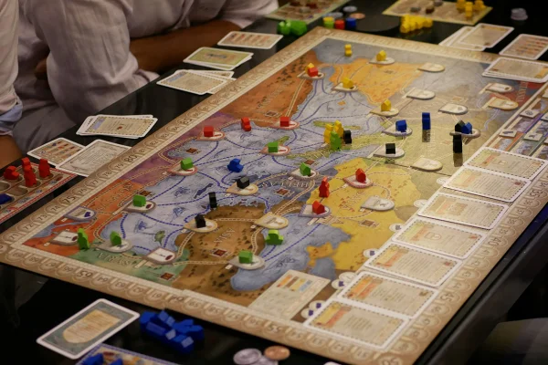 foto colorida de jogo de tabuleiro sobre mesa - metrópoles