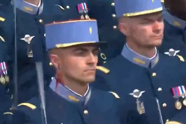 Imagem colorida de soldado da França sangrando