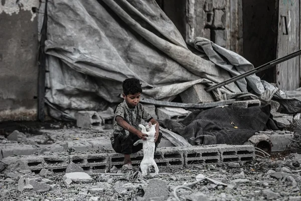 Imagem colorida mostra criança na Faixa de Gaza - Metrópoles
