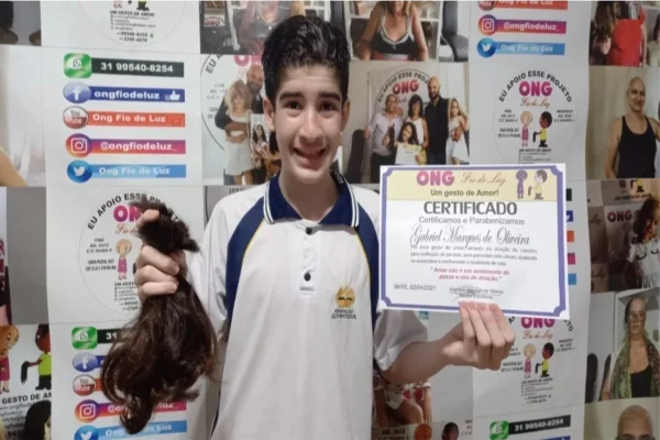 Garoto com autismo doa cabelo a ONG que ampara mulheres com câncer