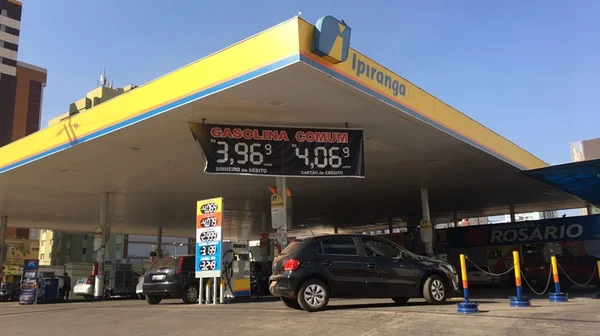 Litro da gasolina comum já é vendido acima dos R$ 4 em postos do DF