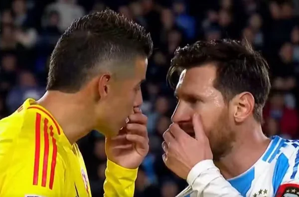 Foto colorida de James Rodríguez e Lionel Messi - Metrópoles
