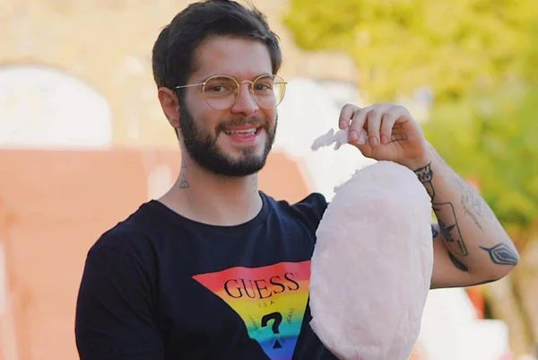 Influencer relata tensão ao ser intimidado por motorista bolsonarista