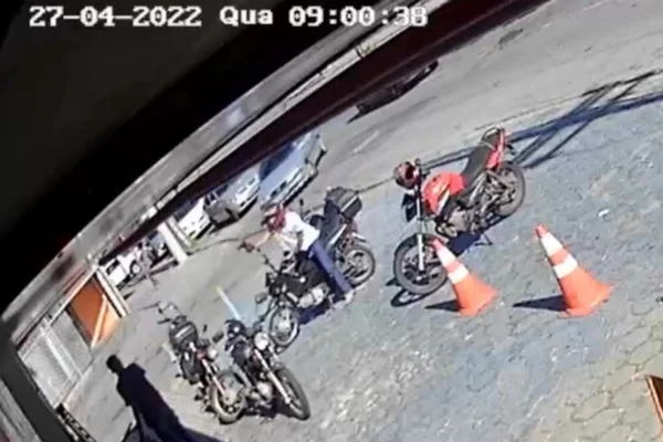Motociclista ameaça saca arma ciclista goias