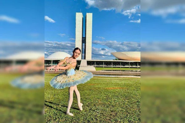 Bailarina próxima do Congresso Nacional