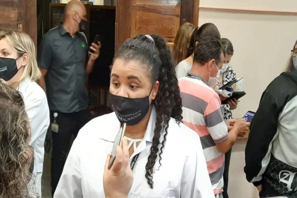 Enfermeira é 1ª pessoa a ser vacinada contra Covid-19 no Paraná. Veja vídeo