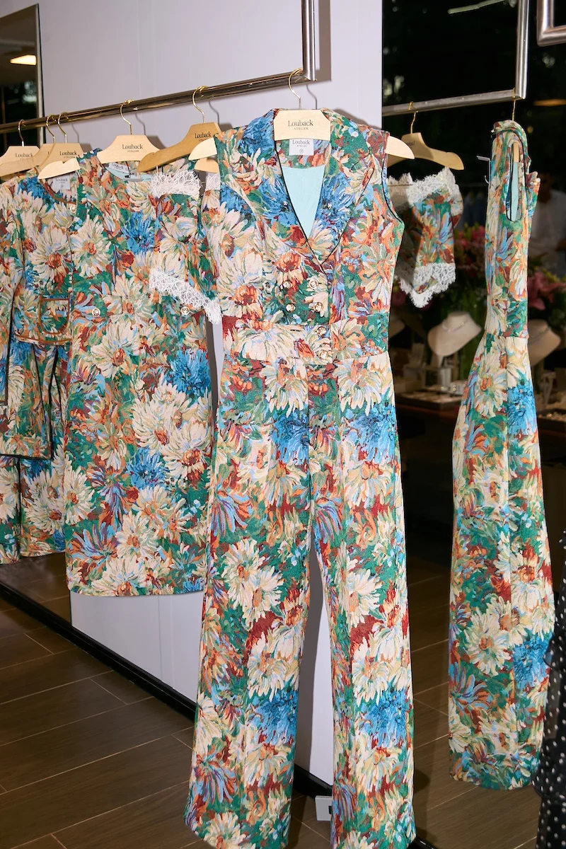 Roupa florida disposta no evento Roupa florida disposta no evento