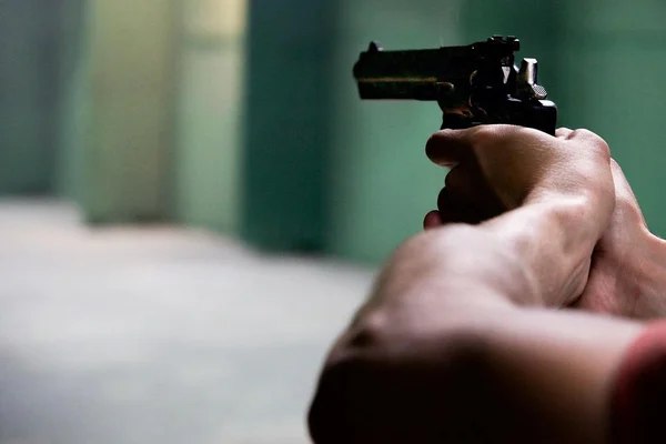 homem segurando uma arma