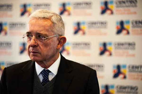 Imagem colorida mostra ex-presidente da Colômbia Álvaro Uribe - Metrópoles