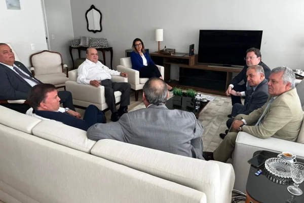 Ibaneis e parlamentares do DF vão à casa de Aziz defender Fundo Constitucional