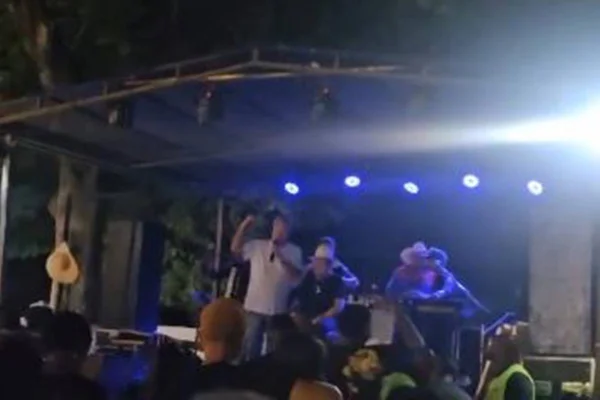 Imagem do prefeito de Catagalo - RJ Guga no palco