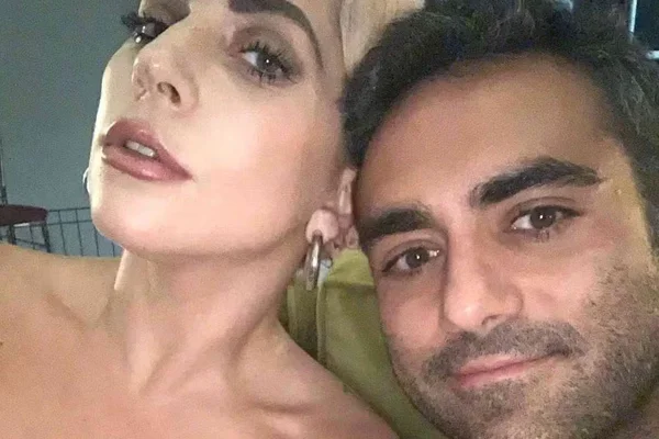 Foto colorida de Lady Gaga e Michael Polansky - Metrópoles