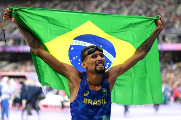 Imagem colorida de Julio Cesar com a bandeira de ouro - Metrópoles