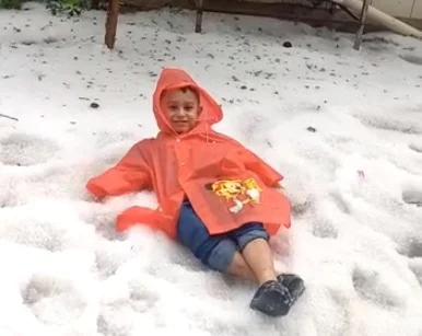 Menino deitado em gelo