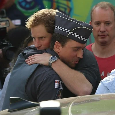 Em visita ao Brasil em 2014, o Príncipe Harry dá um abraço em um policial que estava trabalhando na Cracolândia, em São Paulo. Em visita ao Brasil em 2014, o Príncipe Harry dá um abraço em um policial que estava trabalhando na Cracolândia, em São Paulo.