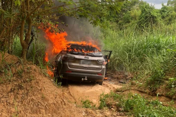 Vídeo: dois corpos são encontrados em carro carbonizado no interior
