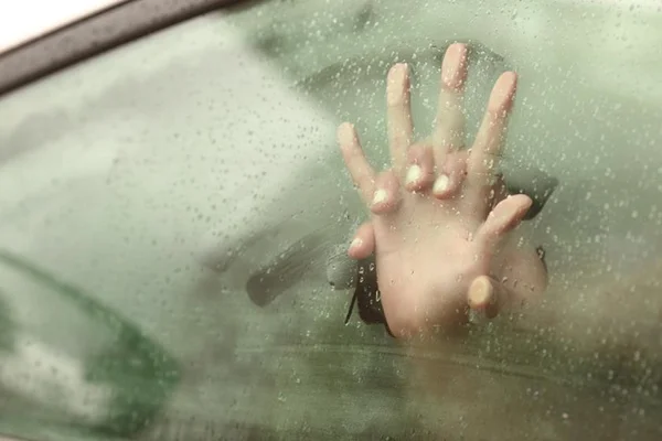 Amante pula pelado da janela ao ser surpreendido pelo marido da mulher
