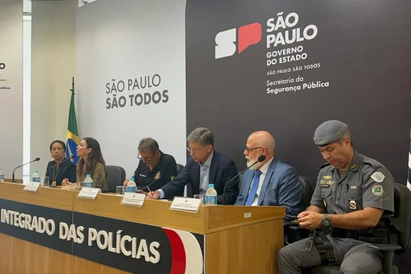 Imagem colorida de autoridades policiais em coletiva. Metrópoles