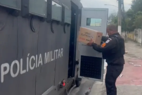 PM usa “caveirão” para levar urnas a comunidades do Rio. Veja vídeo