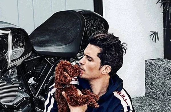 Orlando Bloom e cachorro