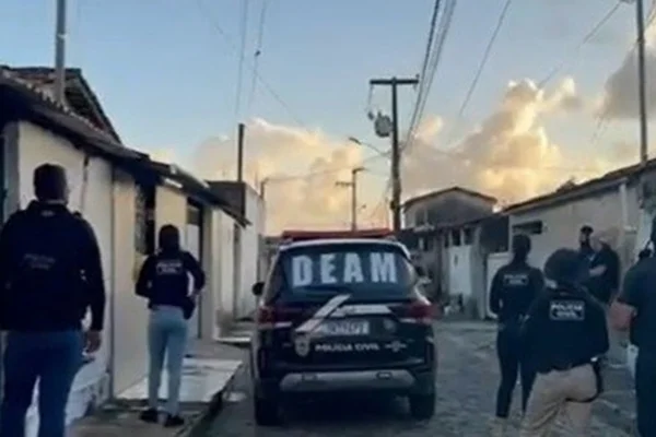 Imagem coloirda de policiais - Metrópoles