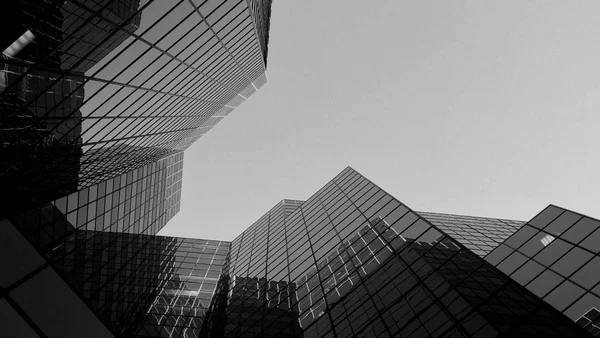 Fotografia preto e branco mostrando prédios-Metrópoles