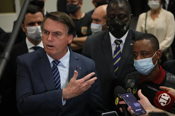 Presidente Bolsonaro dá entrevista no Galeão