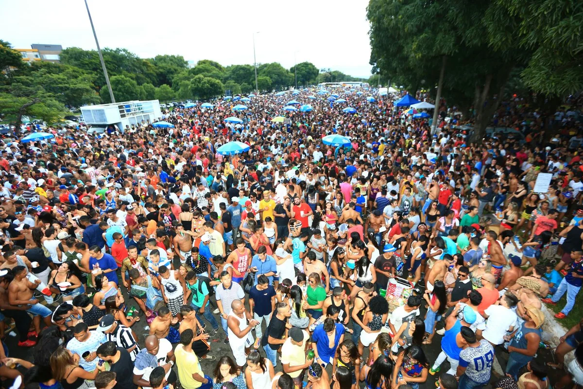 Foliões tomam as ruas de Brasília no segundo dia de carnaval - imagem 1 Foliões tomam as ruas de Brasília no segundo dia de carnaval - imagem 1