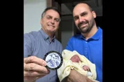 Jair e Eduardo Bolsonaro, com o filho do deputado, Jair Henrique Jair e Eduardo Bolsonaro, com o filho do deputado, Jair Henrique