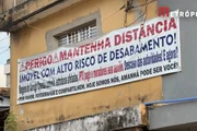 Moradores protestaram com cartaz pregado na parede