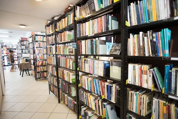 Dicas de sebos e grupos de troca de livros didáticos no DF